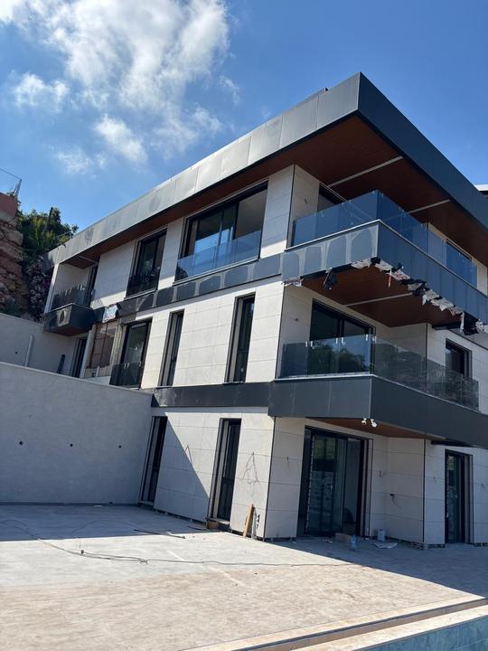 Cam balkonlu modern villa cephesi