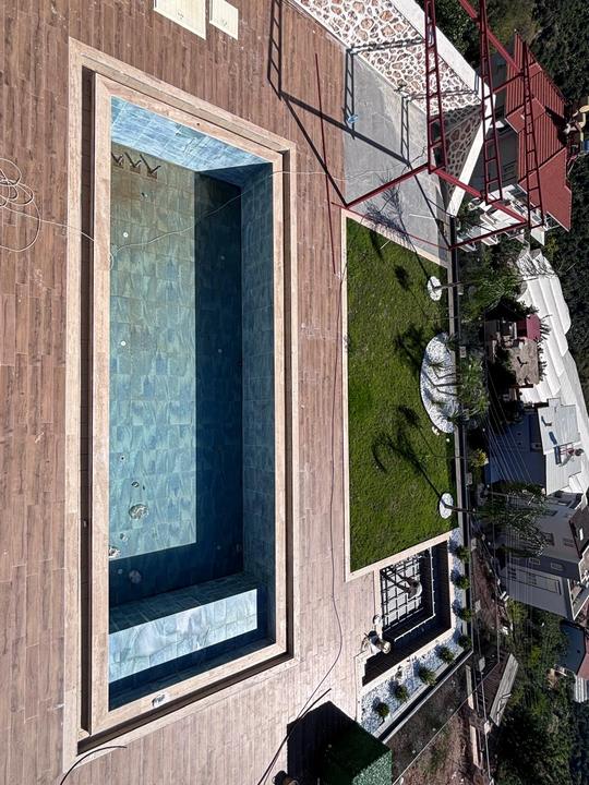 Villa projesinde havuz ve bahçenin üstten görünümü